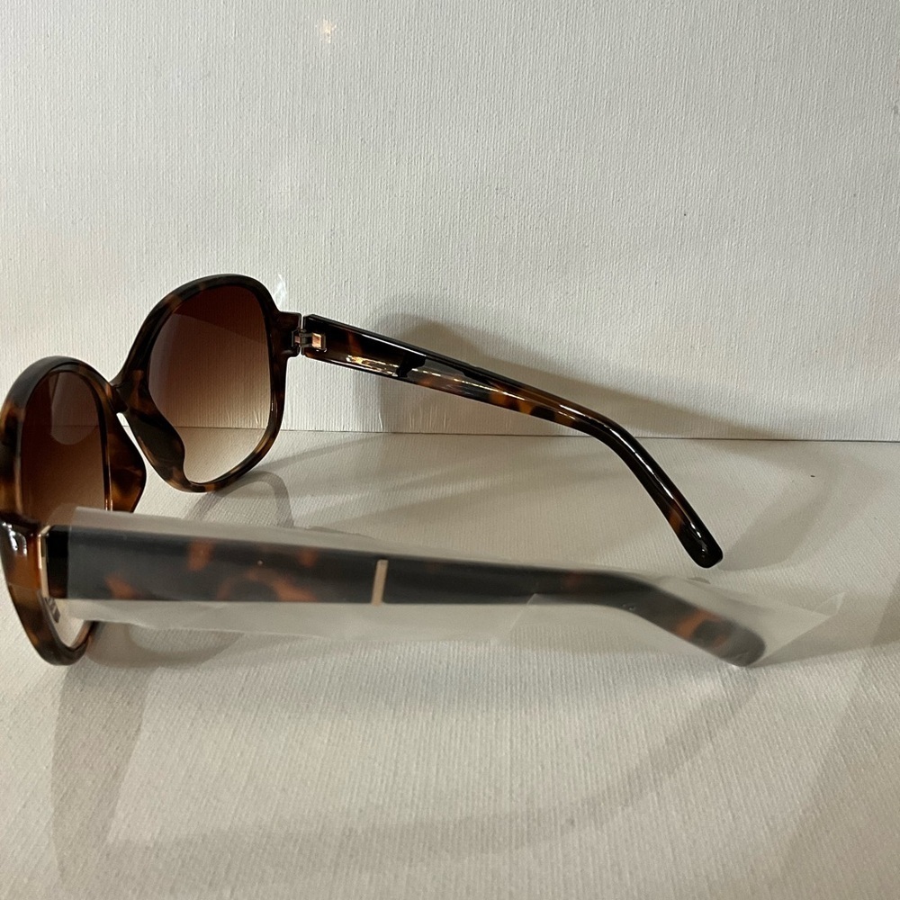 Chic Tortoise Shell Sunglasses - Picture 4 of 5